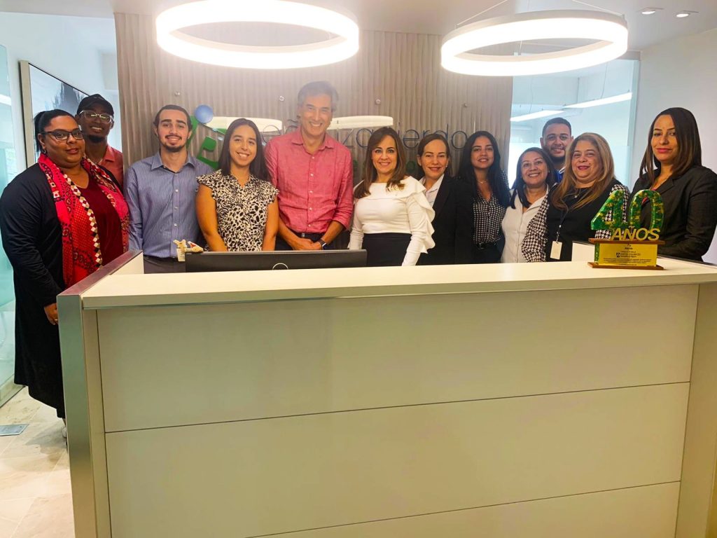 Equipo de Inventiva Solutions en las Oficinas de Peña Izquierdo en República Dominicana
